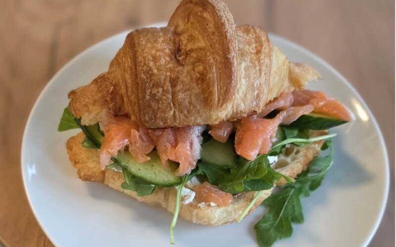 Круассан с красной рыбой