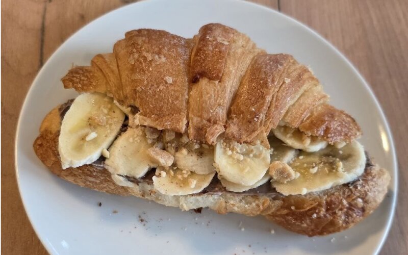 Круассан с бананом