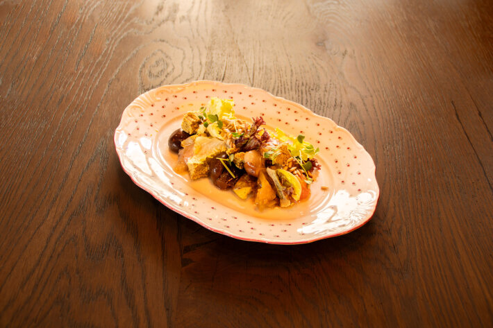 Салат с теплым картофелем, маринованными овощами, груздями и ореховым сыром