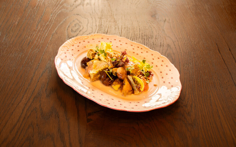 Салат с теплым картофелем, маринованными овощами, груздями и ореховым сыром