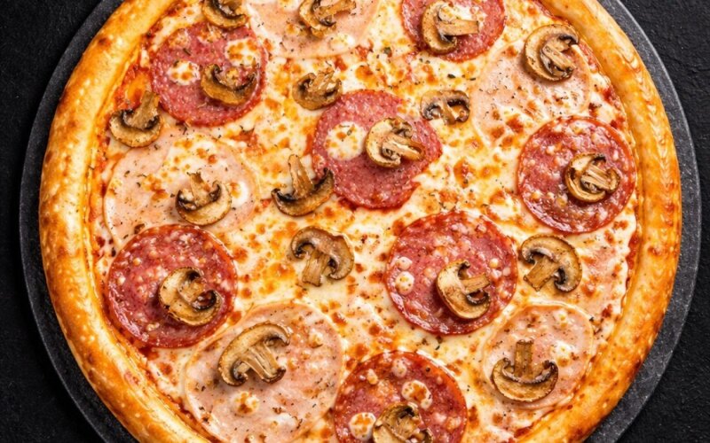 Салями, ветчина и грибы