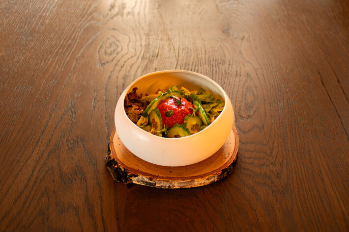 Бланшированный помидор в томатном соке с зеленым салатом