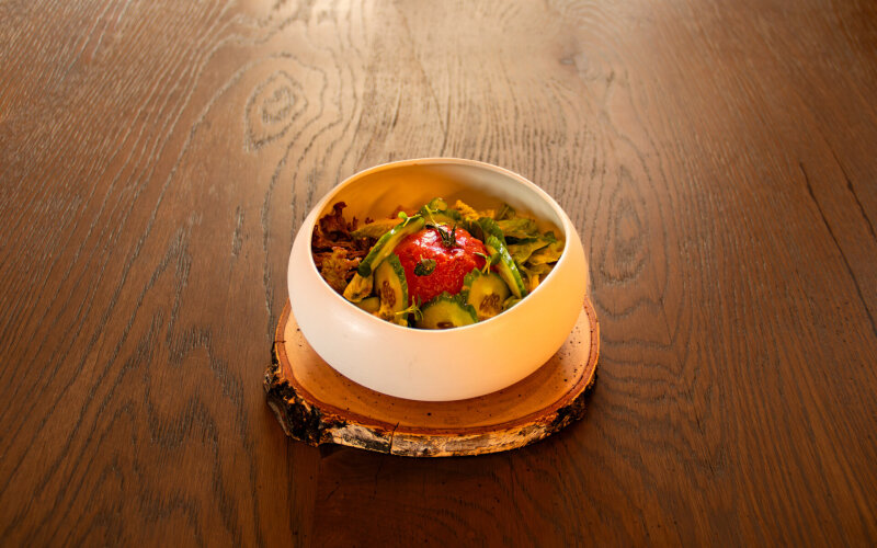 Бланшированный помидор в томатном соке с зеленым салатом