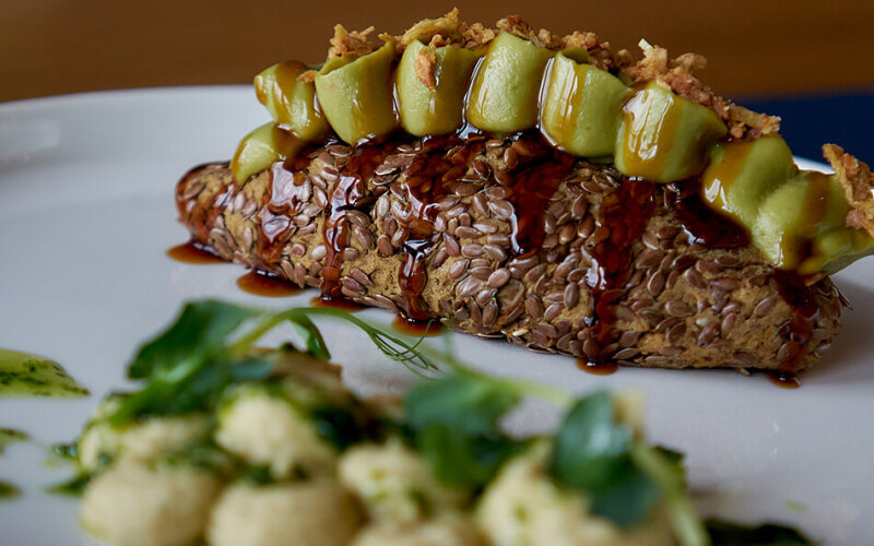Котлета из чечевицы и нута с муссом из авокадо