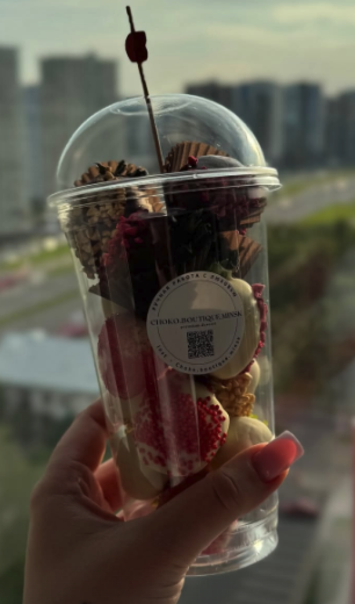 Стаканчик с клубникой