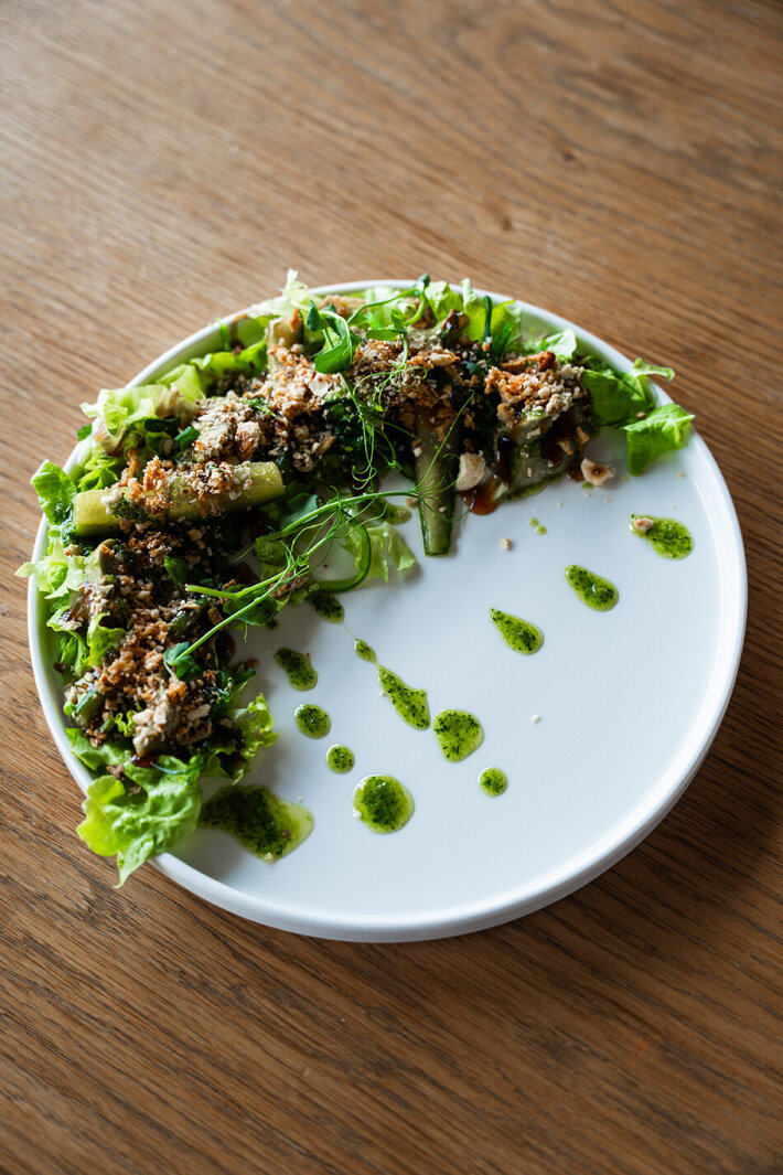 Салат с чукой, огурцами «Ким-чи» и муссом из авокадо