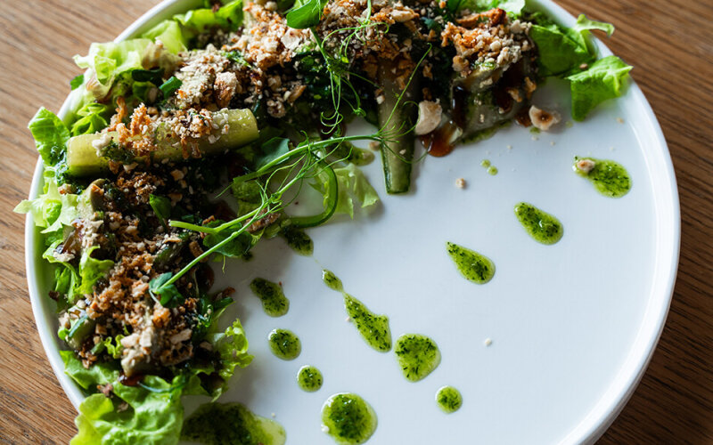 Салат с чукой, огурцами «Ким-чи» и муссом из авокадо