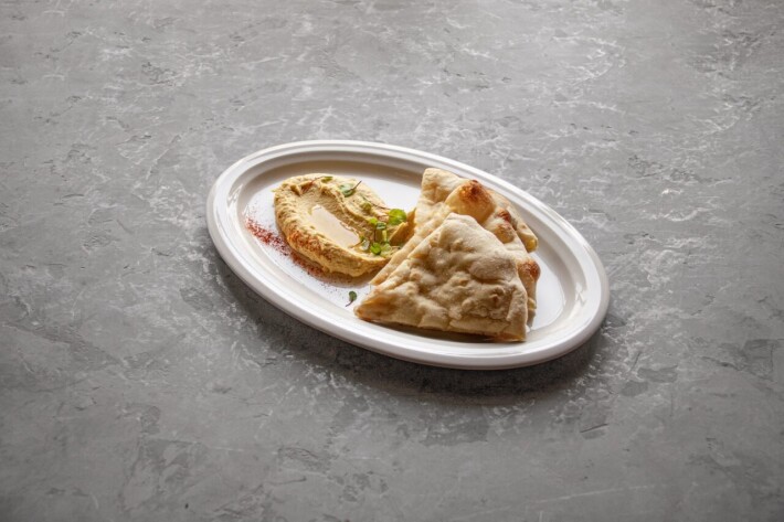 Хумус с лепёшкой из печи