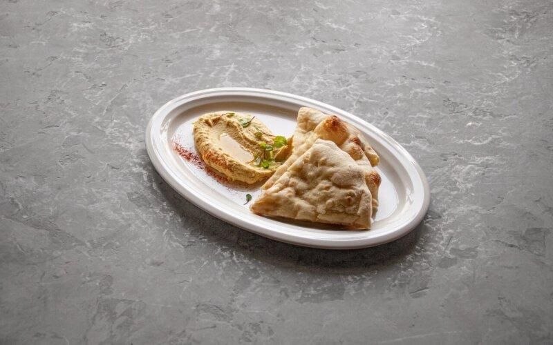 Хумус с лепёшкой из печи