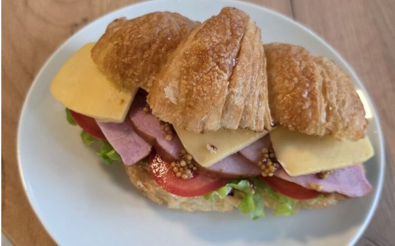 Круассан с ветчиной и сыром