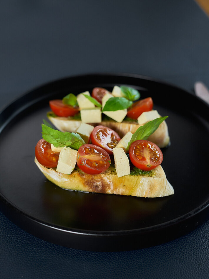 Брускетта с соевым сыром «Фета» и черри