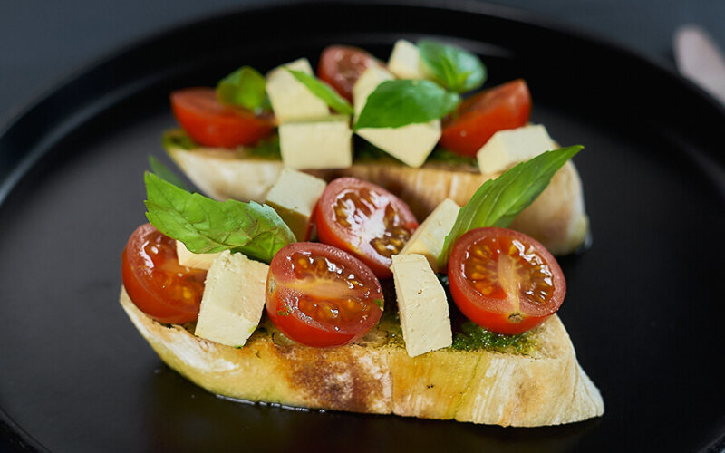 Брускетта с соевым сыром «Фета» и черри