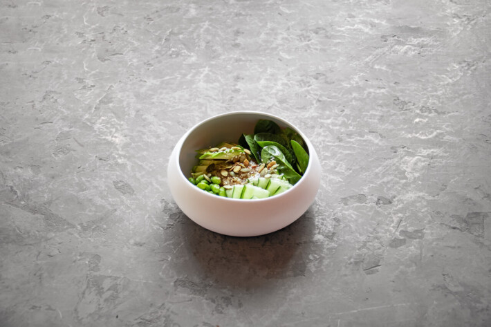 Зеленый боул с киноа, авокадо и шпинатом