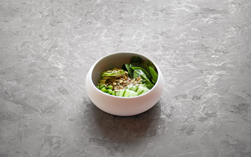 Зеленый боул с киноа, авокадо и шпинатом