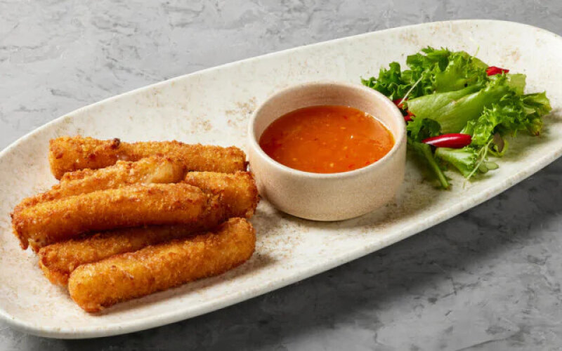 Тёплый сыр с соусом «Сладкий чили»