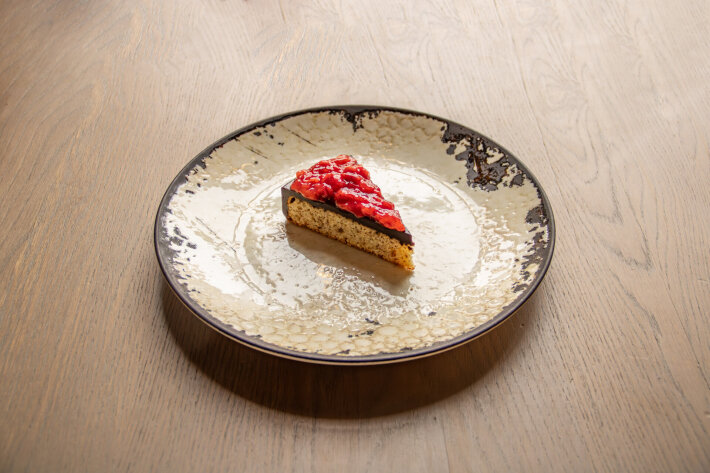 Постный торт с клубникой и бананом