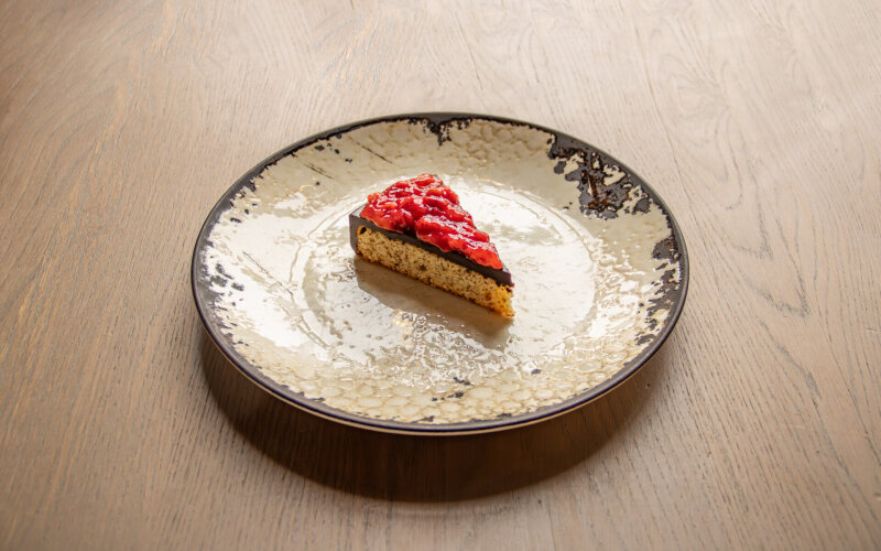 Постный торт с клубникой и бананом