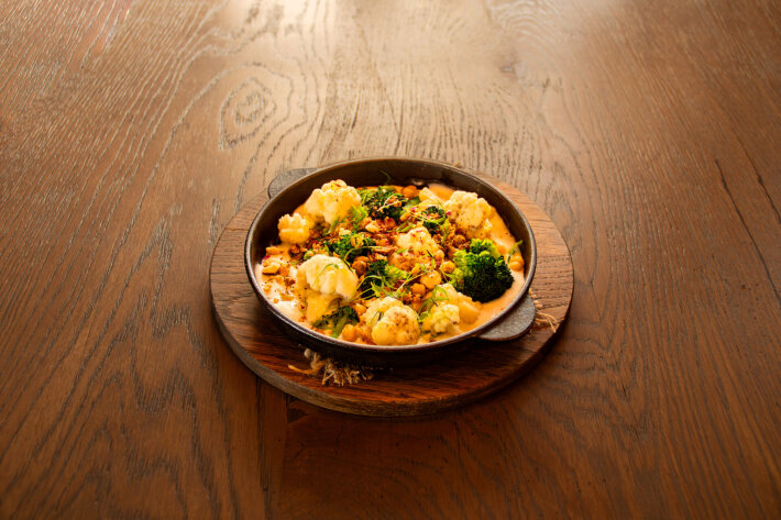 Печеные овощи с нутом, каперсами и хрустящим луком в кокосовом бешамеле