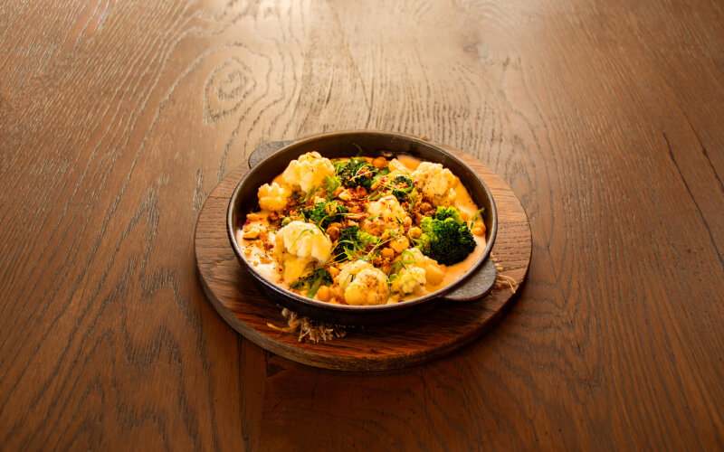 Печеные овощи с нутом, каперсами и хрустящим луком в кокосовом бешамеле