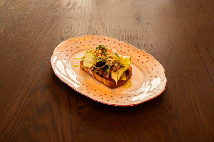 Луста на белом хлебе с соте из маринованных овощей, со свежим огурцом, орехами и горчично-медовой заправкой