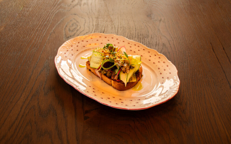 Луста на белом хлебе с соте из маринованных овощей, со свежим огурцом, орехами и горчично-медовой заправкой