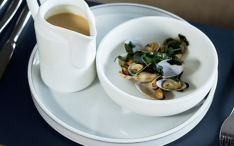 Суп с моллюсками и тамарином на кокосовом молоке