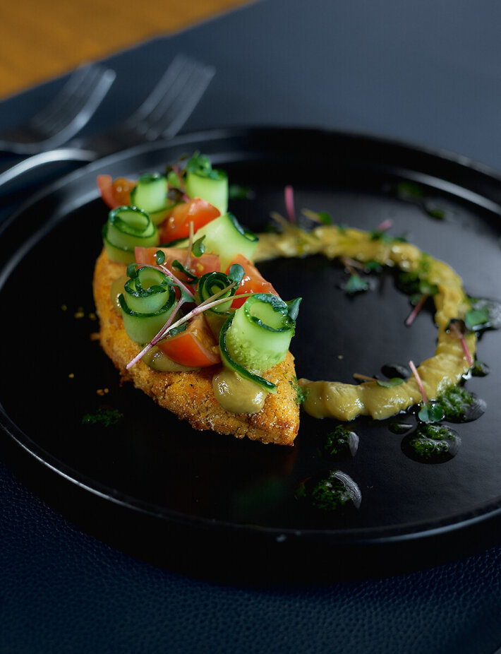 Котлета из моркови и чечевицы с муссом из авокадо и овощами