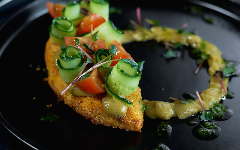 Котлета из моркови и чечевицы с муссом из авокадо и овощами