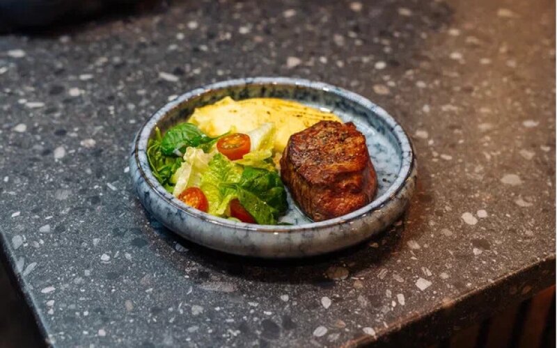 Стейк из телятины с картофельным пюре