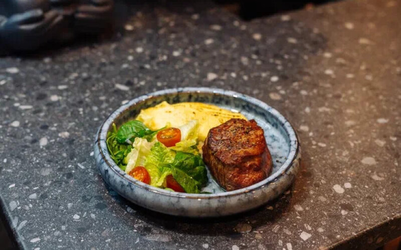 Стейк из телятины с картофельным пюре