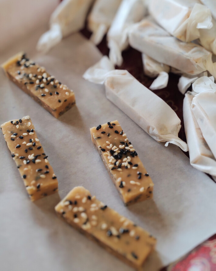 Ириска с кунжутом