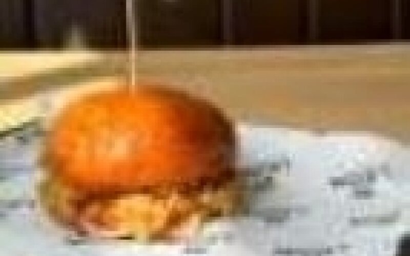 Бургер с рваной свининой «Барбекю»