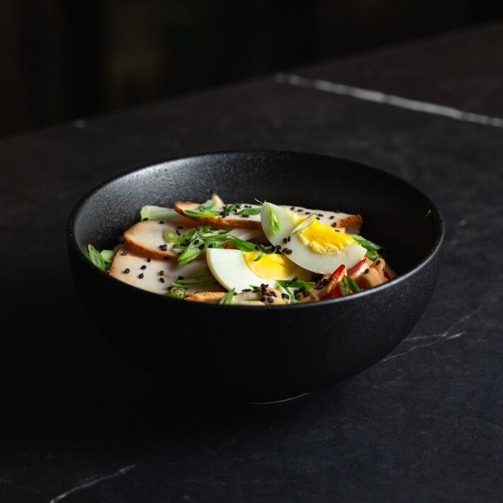 Салат с индейкой и овощами под пикантным соусом