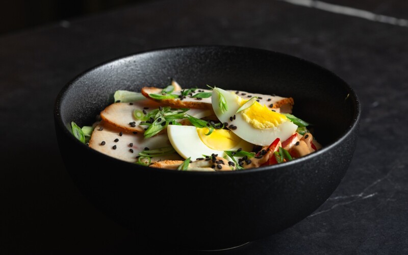 Салат с индейкой и овощами под пикантным соусом