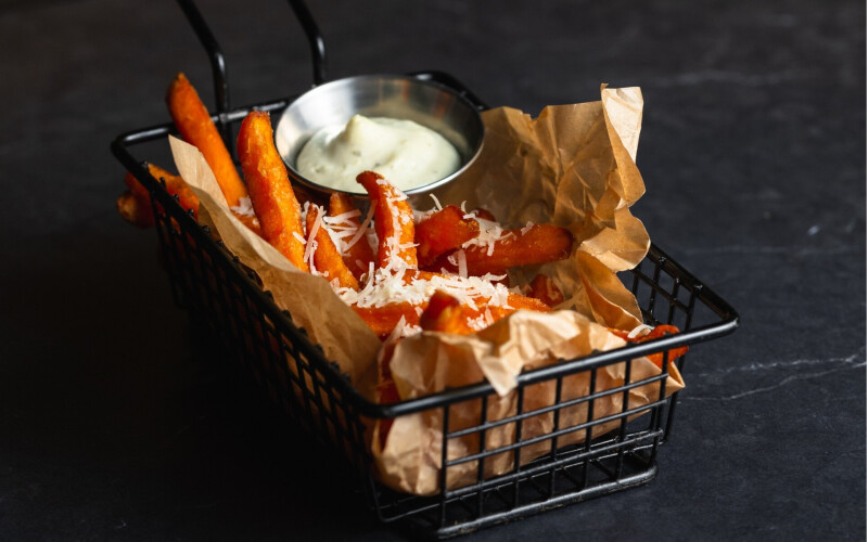 Батат фри с сыром «Пармезан» и соусом «Тартар»