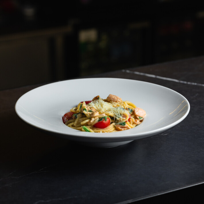 Паста с лососем в сливочном соусе с черри, шпинатом и сыром «Пармезан»