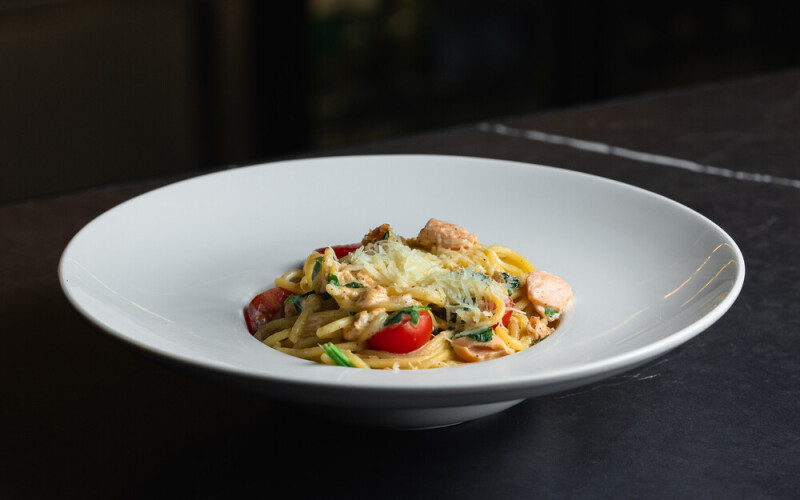 Паста с лососем в сливочном соусе с черри, шпинатом и сыром «Пармезан»