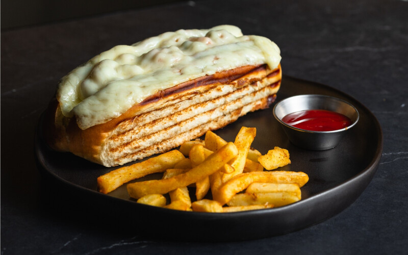 Хот-дог с жареным сыром