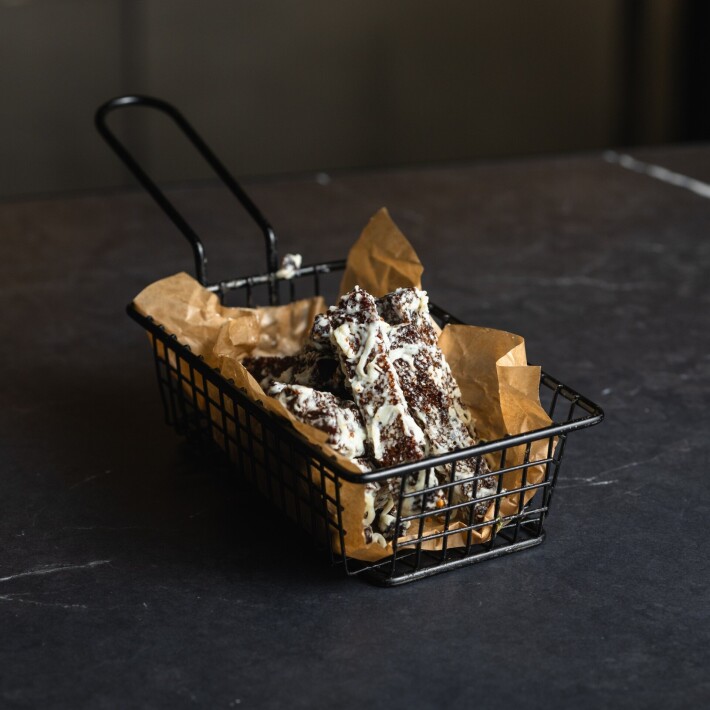 Гренки с сыром «Сулугуни» и чесночным соусом