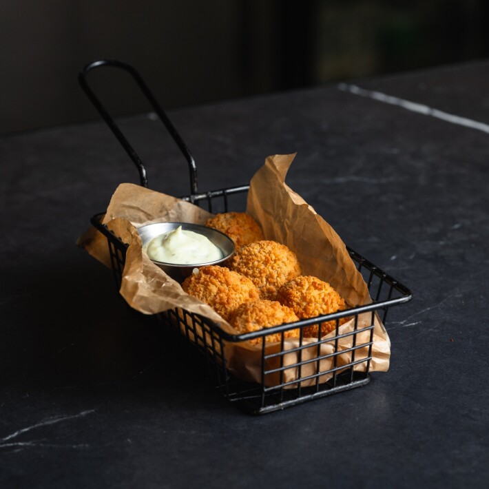 Сырные шарики с арахисом и беконом с соусом «Тартар»