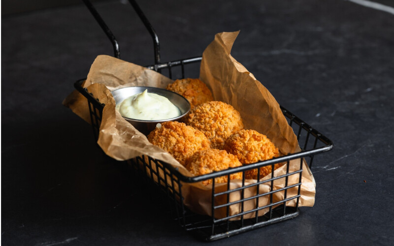 Сырные шарики с арахисом и беконом с соусом «Тартар»