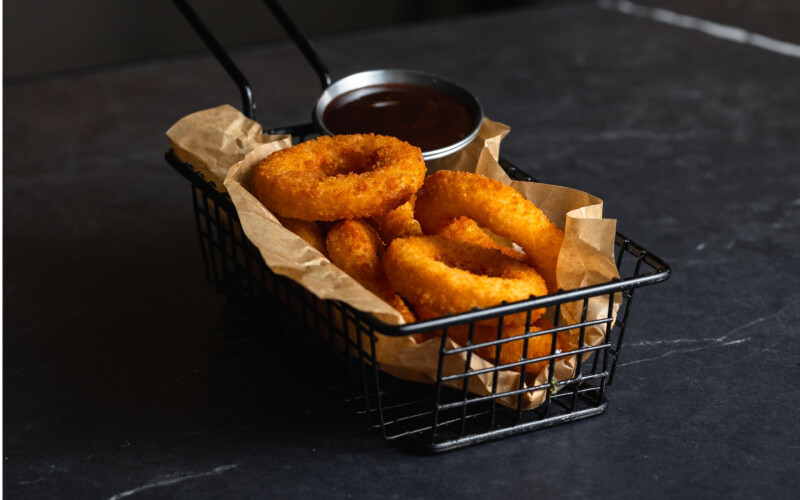 Луковые кольца с соусом «BBQ»