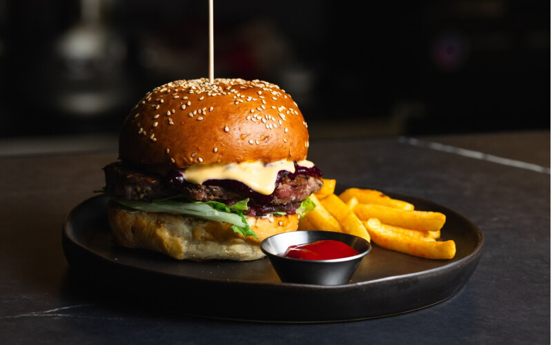 Бургер с лесными ягодами