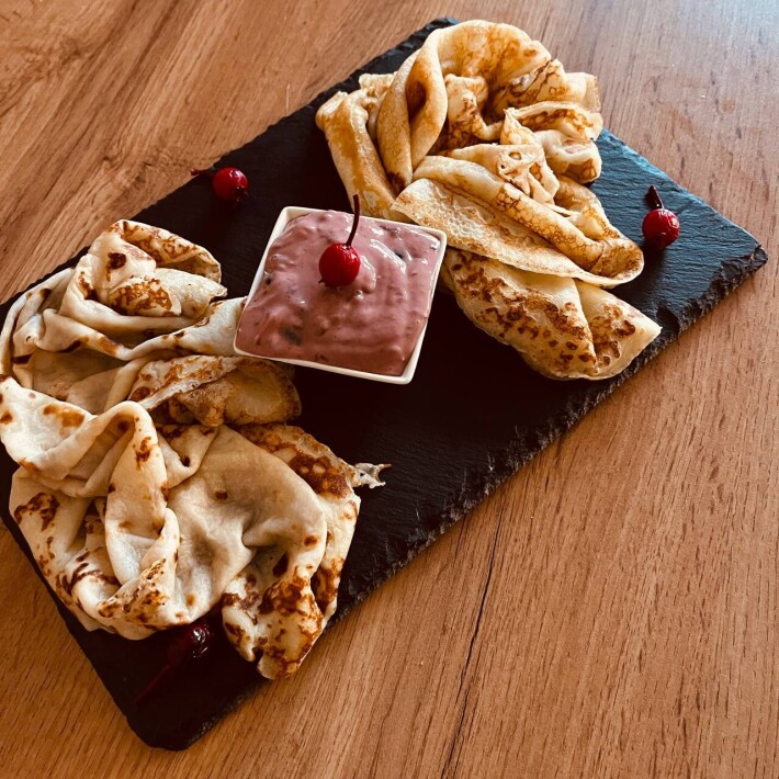 Блинчик с вишнёвым крем-чизом