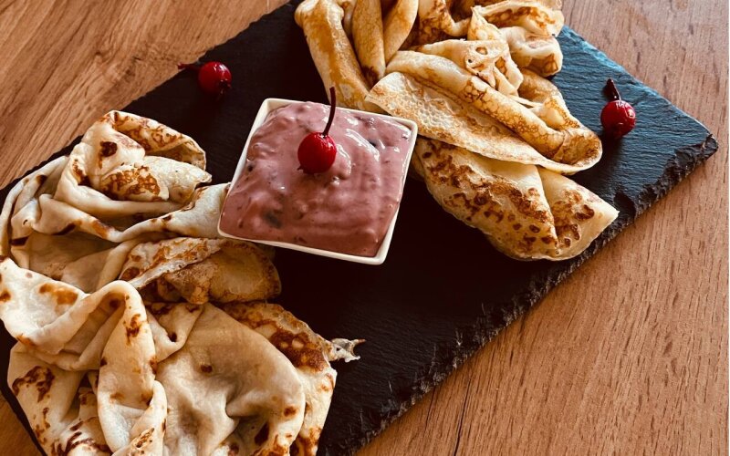 Блинчик с вишнёвым крем-чизом