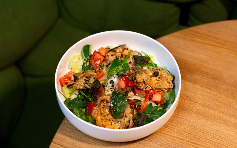 Салат с кускусом и баклажаном