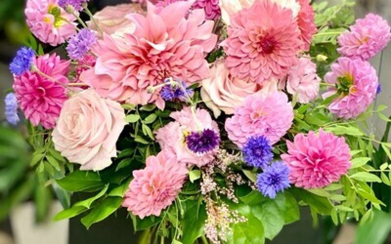 Букет «Танцующие георгины»