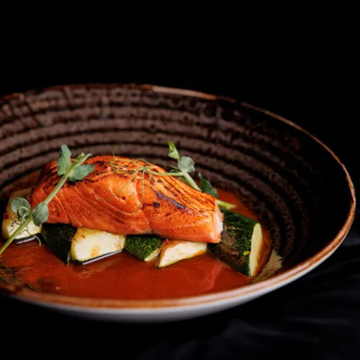 Обожжённый лосось с соусом «Ромеско»