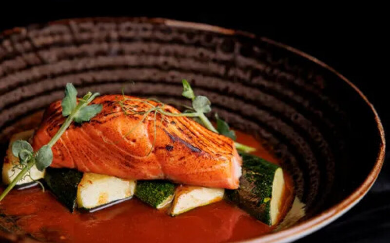 Обожжённый лосось с соусом «Ромеско»