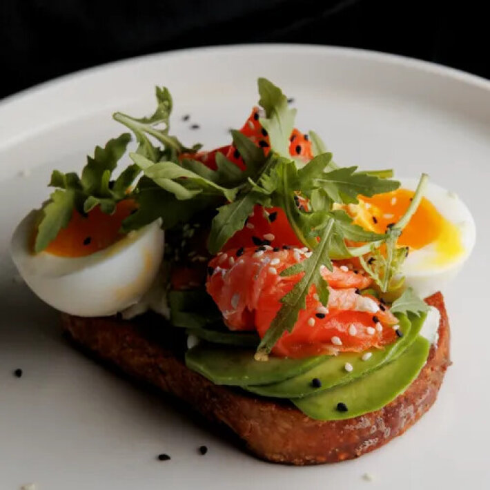 Авокадо тост с лососем